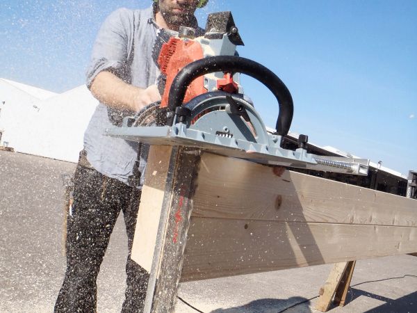 Zimmermann bei der Arbeit - Holzfreunde aus Oldenburg