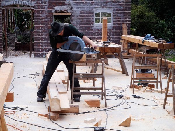 Holzfreunde aus Oldenburg - Zimmermann mit Kreissäge